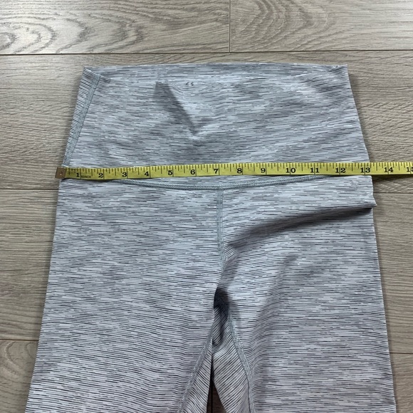 Lululemon Wunder Under Hi-Rise 1/2 Tight (Luxtreme)
Space Ice Grey Alpine White - Picture 8 of 14